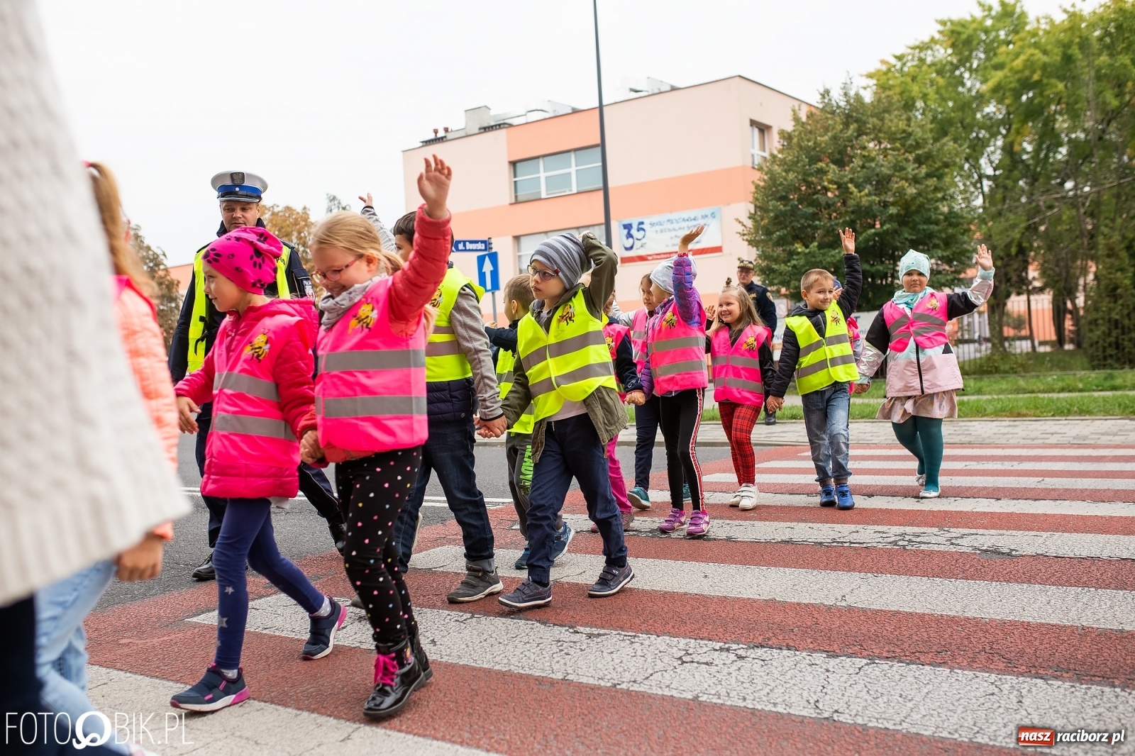 Zdjęcie w galerii na portalu naszraciborz.pl: Bezpieczna droga do domu. Uczniowie SP 15 otrzymali kamizelki wiadomości z regionu