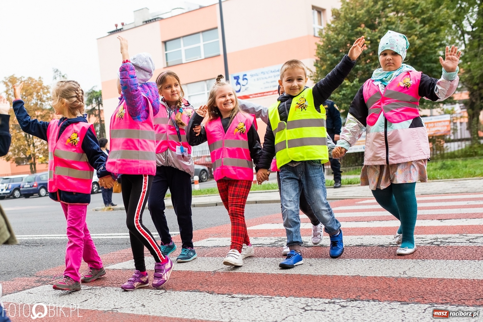 Zdjęcie w galerii na portalu naszraciborz.pl: Bezpieczna droga do domu. Uczniowie SP 15 otrzymali kamizelki wiadomości z regionu