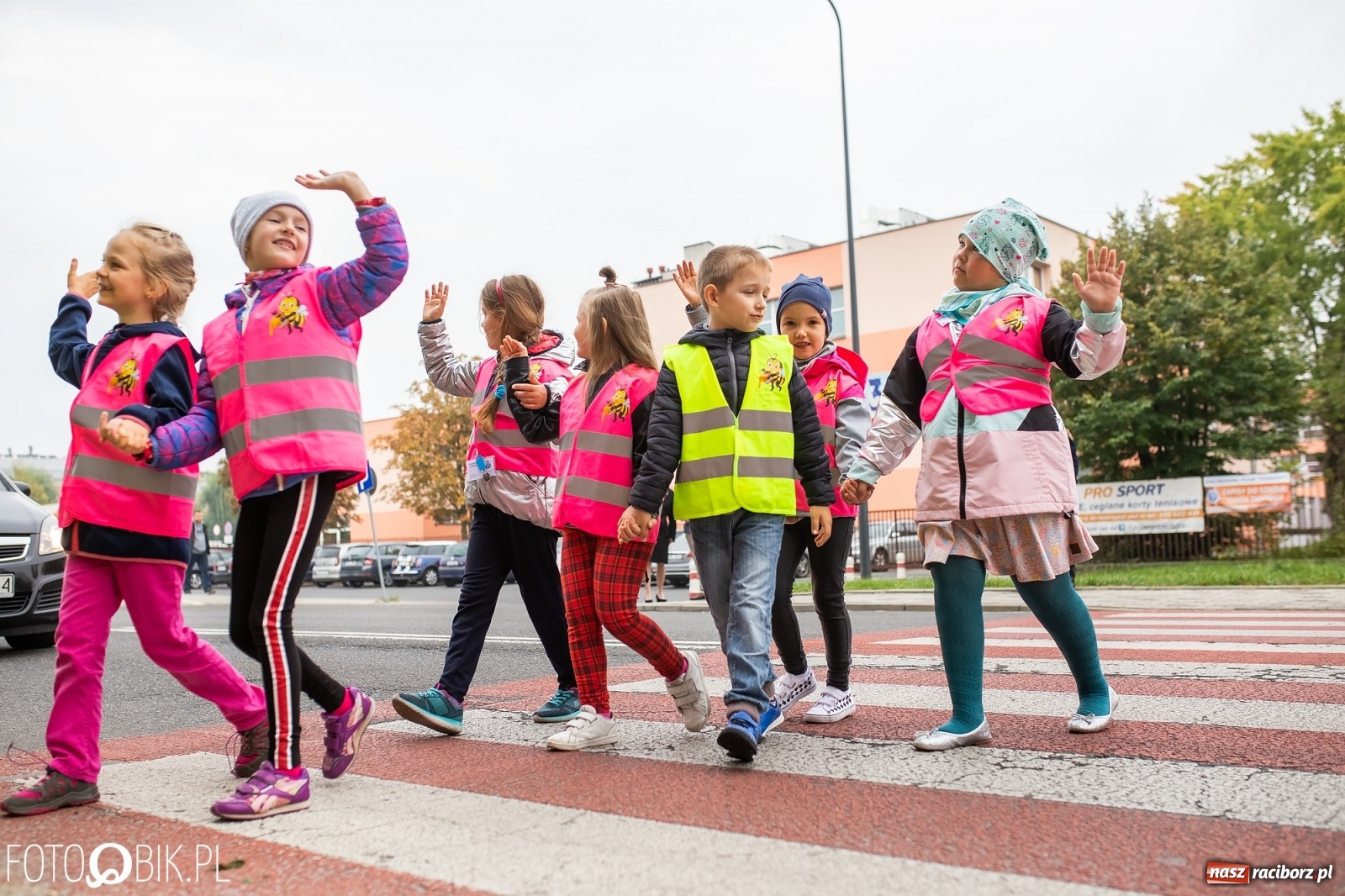 Zdjęcie w galerii na portalu naszraciborz.pl: Bezpieczna droga do domu. Uczniowie SP 15 otrzymali kamizelki wiadomości z regionu