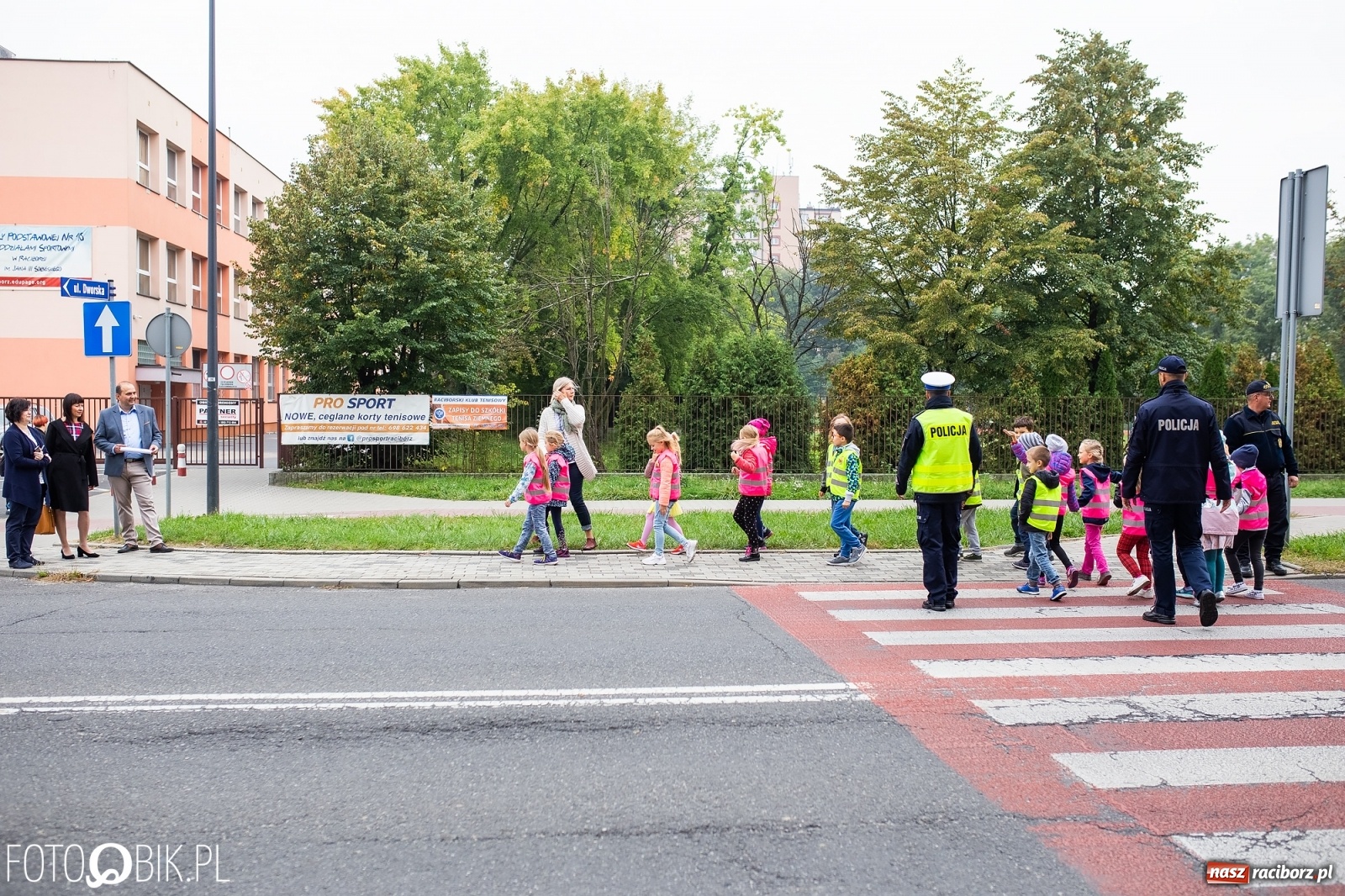 Zdjęcie w galerii na portalu naszraciborz.pl: Bezpieczna droga do domu. Uczniowie SP 15 otrzymali kamizelki wiadomości z regionu