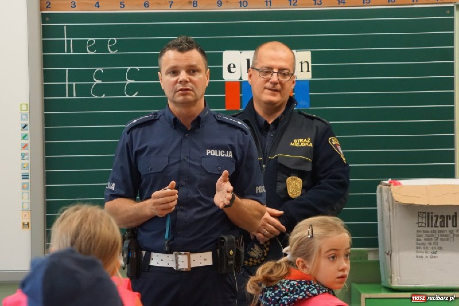 Zdjęcie w galerii na portalu naszraciborz.pl: Bezpieczna droga do domu. Uczniowie SP 15 otrzymali kamizelki wiadomości z regionu