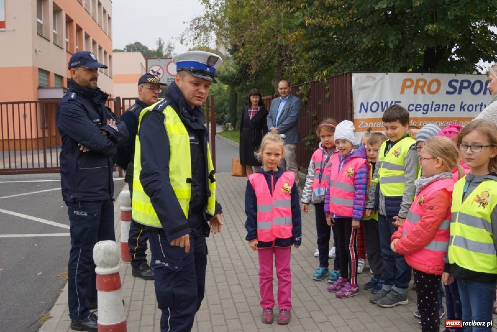 Zdjęcie w galerii na portalu naszraciborz.pl: Bezpieczna droga do domu. Uczniowie SP 15 otrzymali kamizelki wiadomości z regionu