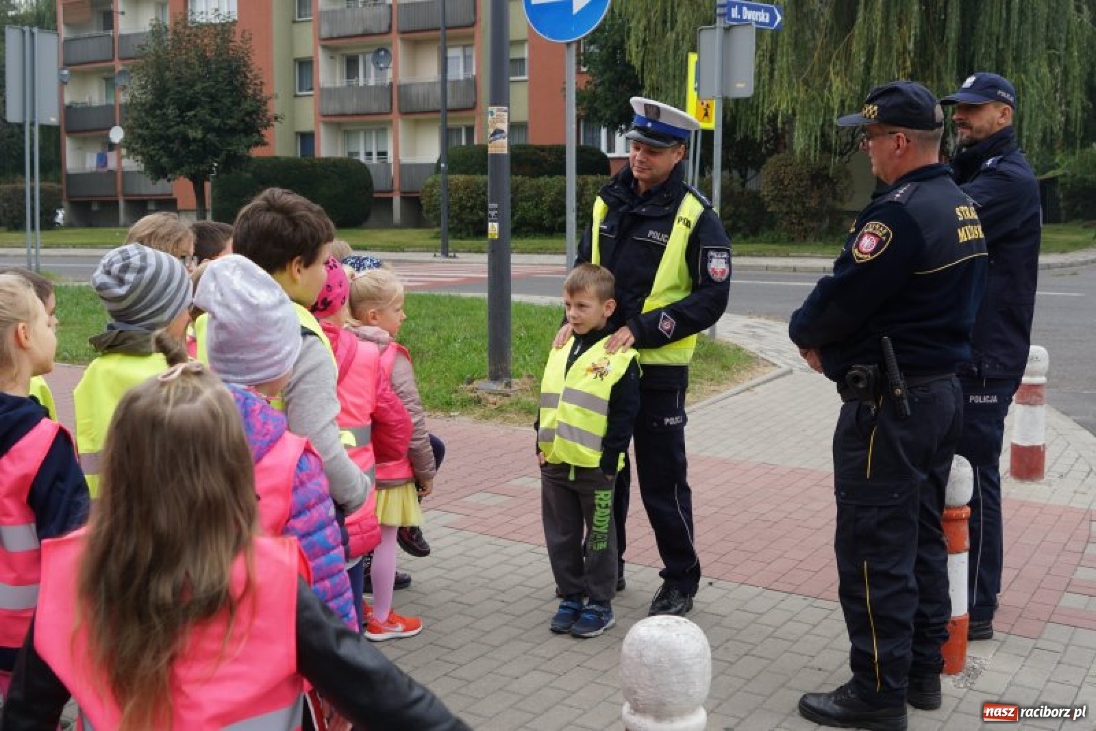 Zdjęcie w galerii na portalu naszraciborz.pl: Bezpieczna droga do domu. Uczniowie SP 15 otrzymali kamizelki wiadomości z regionu