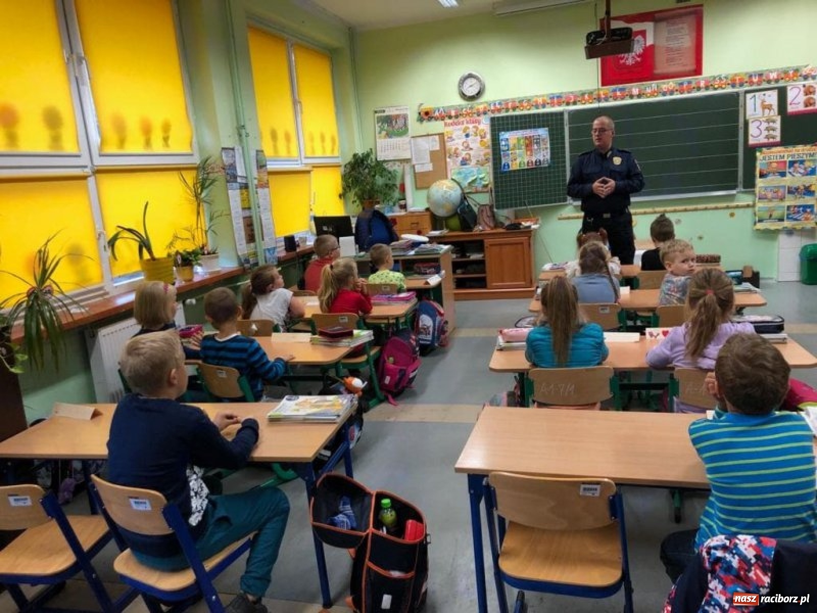 Zdjęcie w galerii na portalu naszraciborz.pl: Bezpieczna droga do domu. Uczniowie SP 15 otrzymali kamizelki wiadomości z regionu