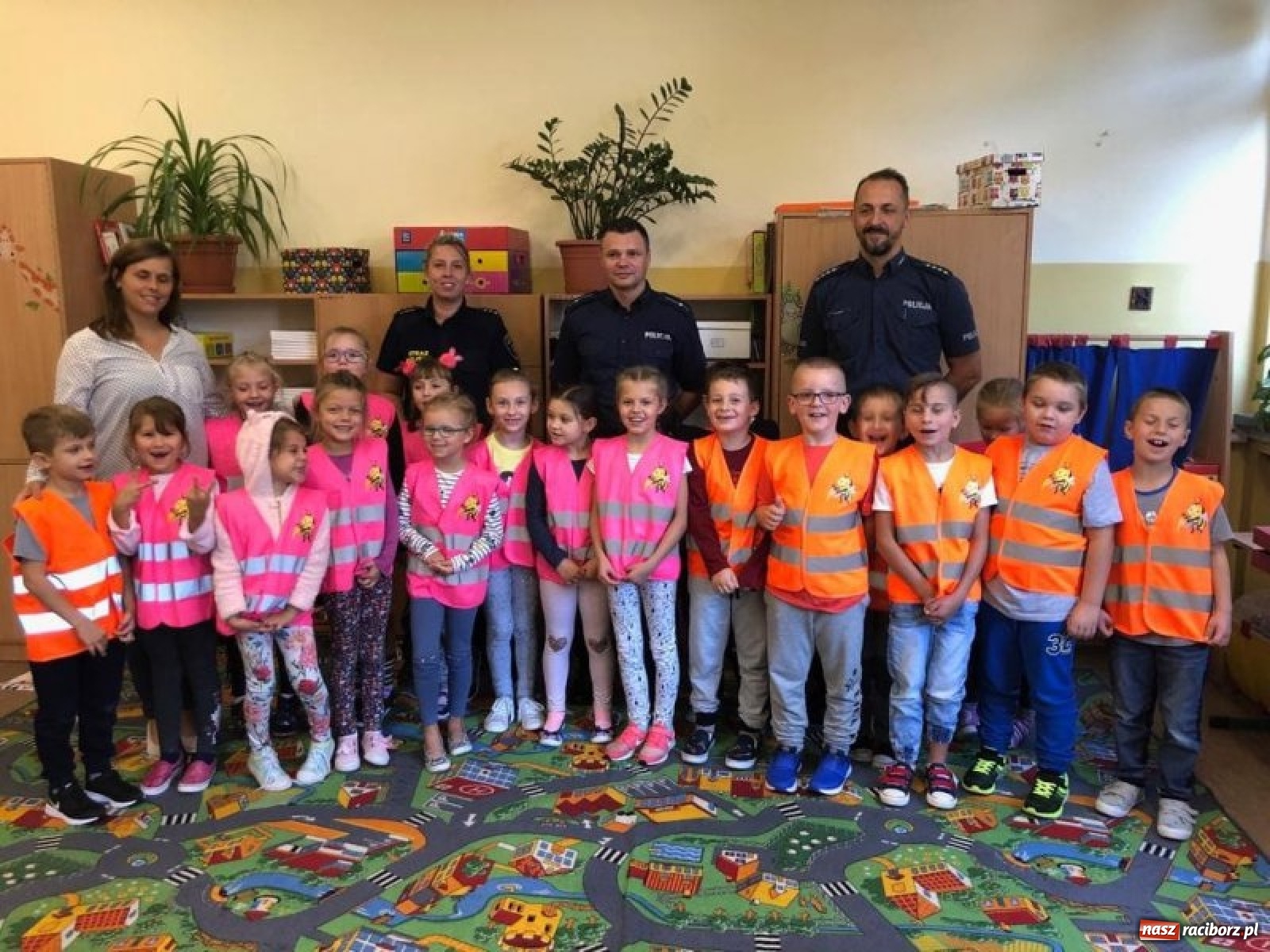 Zdjęcie w galerii na portalu naszraciborz.pl: Bezpieczna droga do domu. Uczniowie SP 15 otrzymali kamizelki wiadomości z regionu