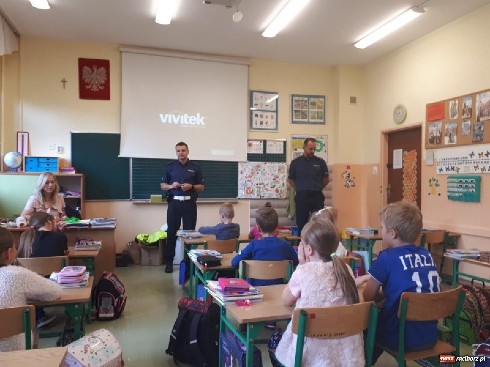 Zdjęcie w galerii na portalu naszraciborz.pl: Bezpieczna droga do domu. Uczniowie SP 15 otrzymali kamizelki wiadomości z regionu