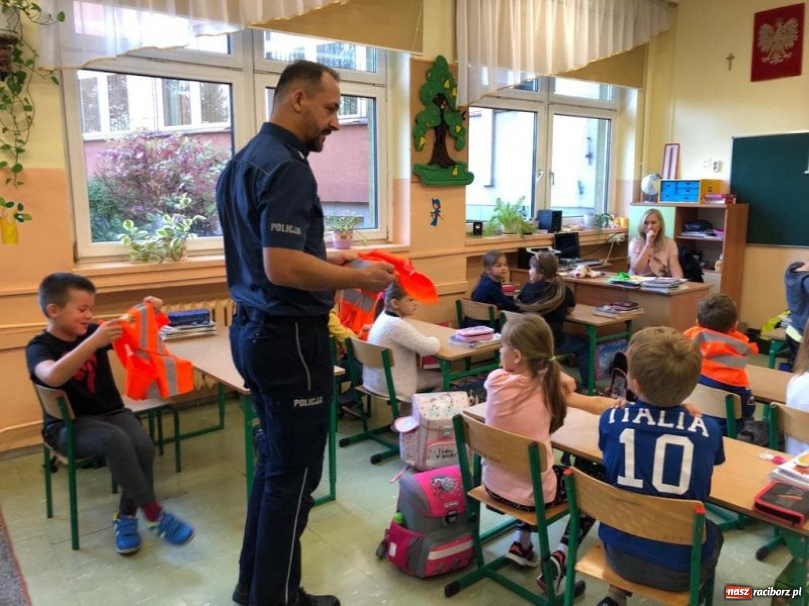 Zdjęcie w galerii na portalu naszraciborz.pl: Bezpieczna droga do domu. Uczniowie SP 15 otrzymali kamizelki wiadomości z regionu