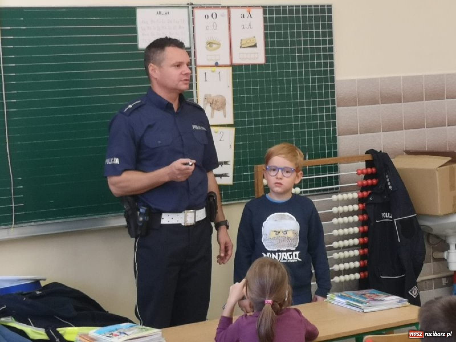 Zdjęcie w galerii na portalu naszraciborz.pl: Bezpieczna droga do domu. Uczniowie SP 15 otrzymali kamizelki wiadomości z regionu