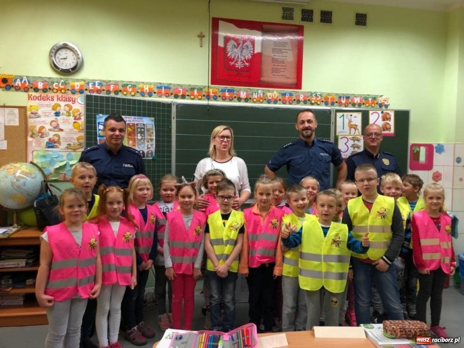 Zdjęcie w galerii na portalu naszraciborz.pl: Bezpieczna droga do domu. Uczniowie SP 15 otrzymali kamizelki wiadomości z regionu