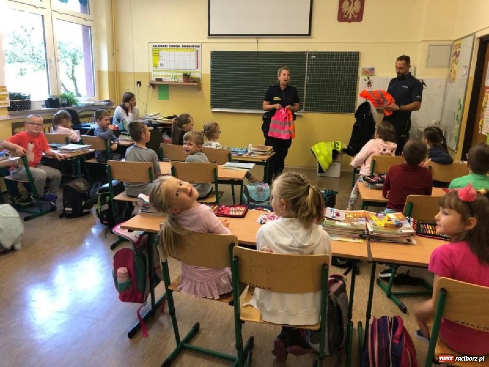 Zdjęcie w galerii na portalu naszraciborz.pl: Bezpieczna droga do domu. Uczniowie SP 15 otrzymali kamizelki wiadomości z regionu