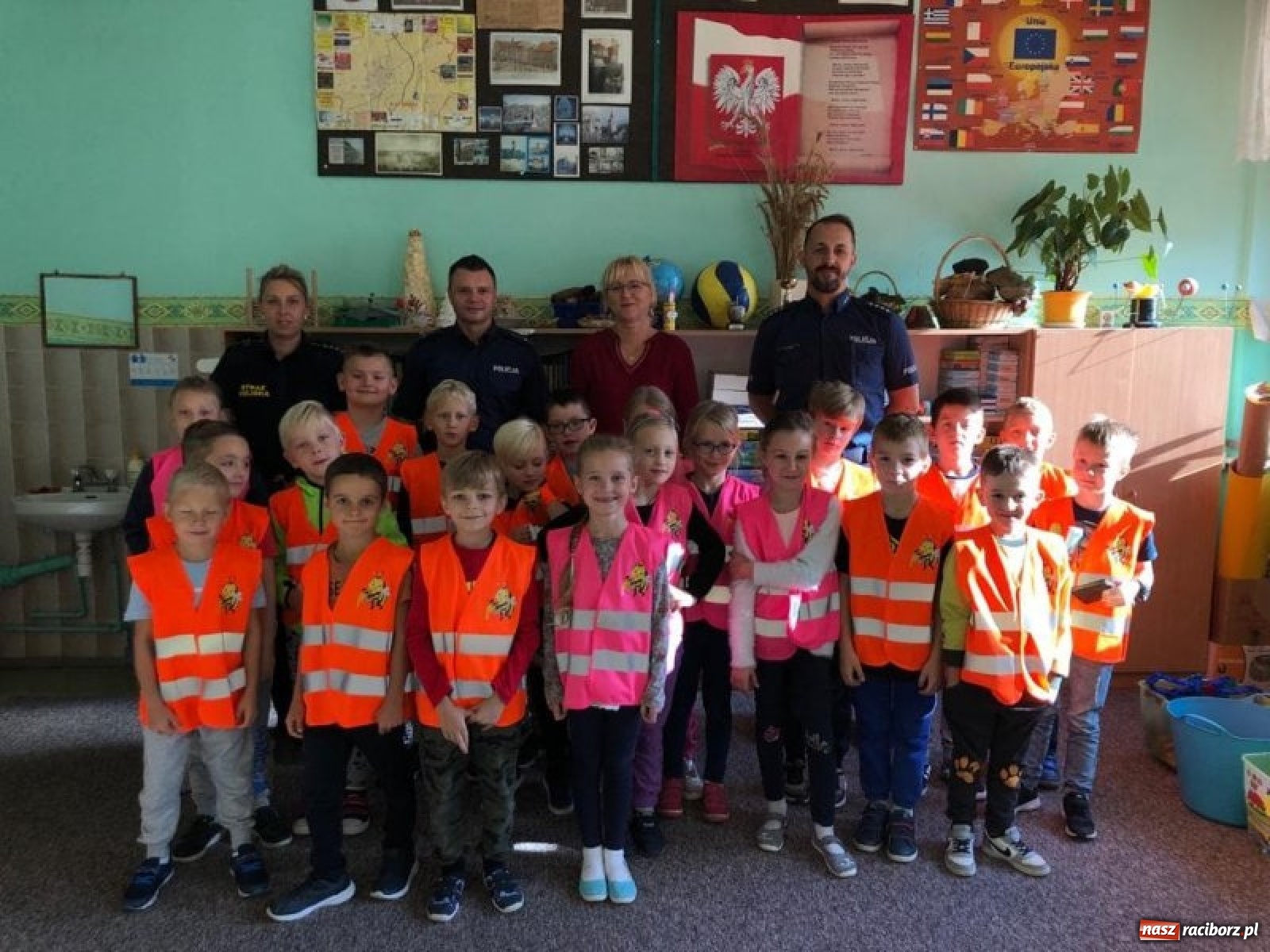 Zdjęcie w galerii na portalu naszraciborz.pl: Bezpieczna droga do domu. Uczniowie SP 15 otrzymali kamizelki wiadomości z regionu