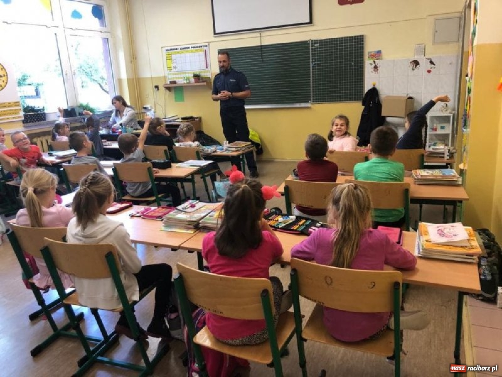 Zdjęcie w galerii na portalu naszraciborz.pl: Bezpieczna droga do domu. Uczniowie SP 15 otrzymali kamizelki wiadomości z regionu