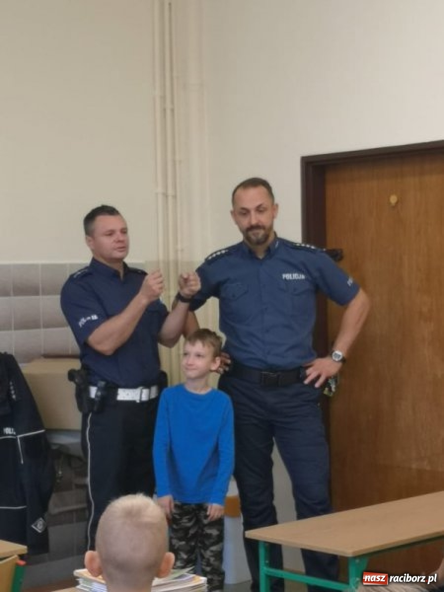 Zdjęcie w galerii na portalu naszraciborz.pl: Bezpieczna droga do domu. Uczniowie SP 15 otrzymali kamizelki wiadomości z regionu