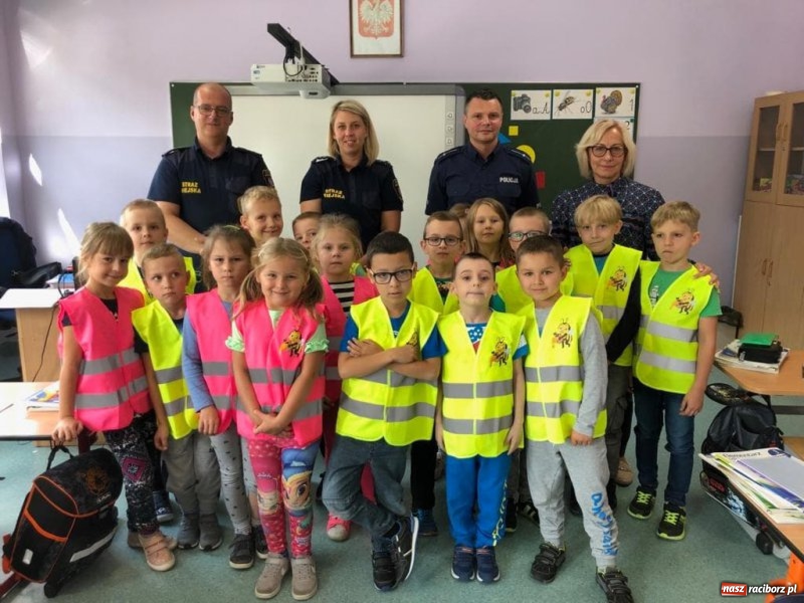 Zdjęcie w galerii na portalu naszraciborz.pl: Bezpieczna droga do domu. Uczniowie SP 15 otrzymali kamizelki wiadomości z regionu