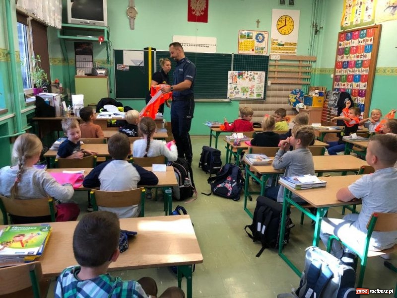 Zdjęcie w galerii na portalu naszraciborz.pl: Bezpieczna droga do domu. Uczniowie SP 15 otrzymali kamizelki wiadomości z regionu