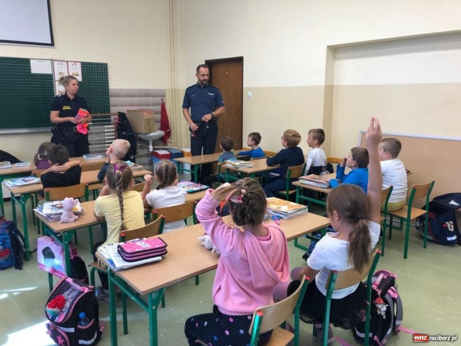 Zdjęcie w galerii na portalu naszraciborz.pl: Bezpieczna droga do domu. Uczniowie SP 15 otrzymali kamizelki wiadomości z regionu