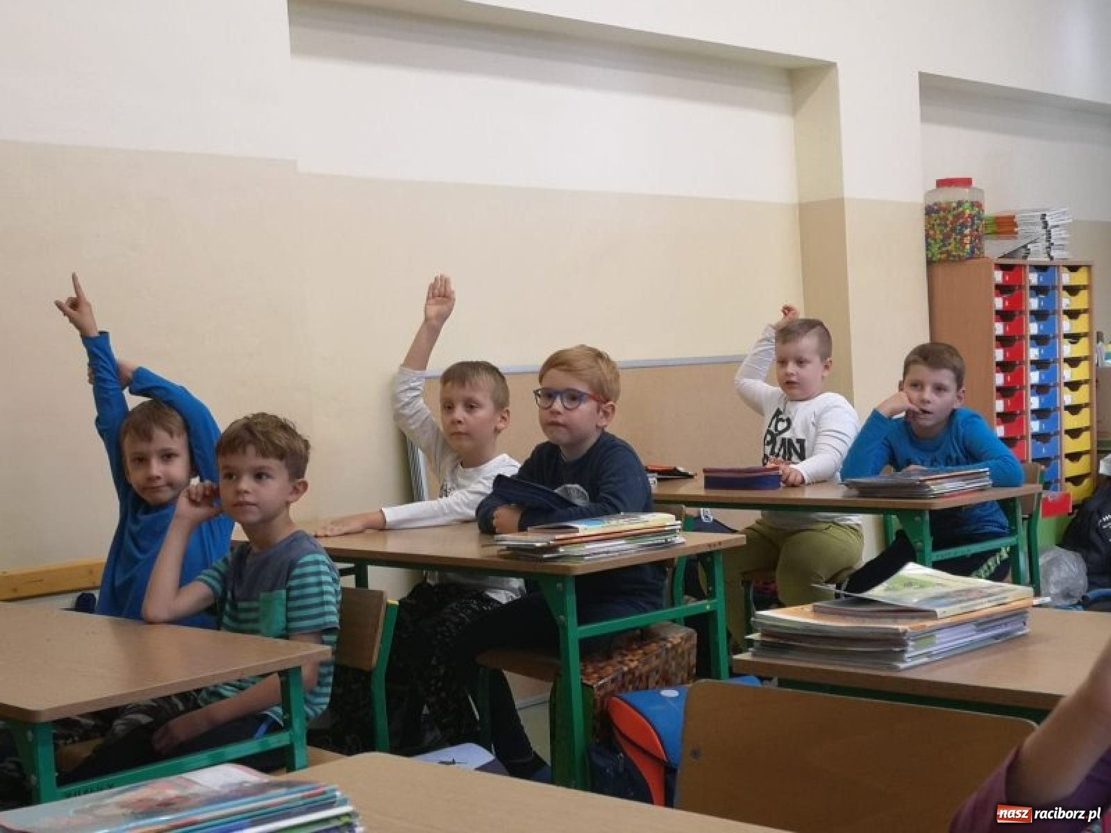 Zdjęcie w galerii na portalu naszraciborz.pl: Bezpieczna droga do domu. Uczniowie SP 15 otrzymali kamizelki wiadomości z regionu