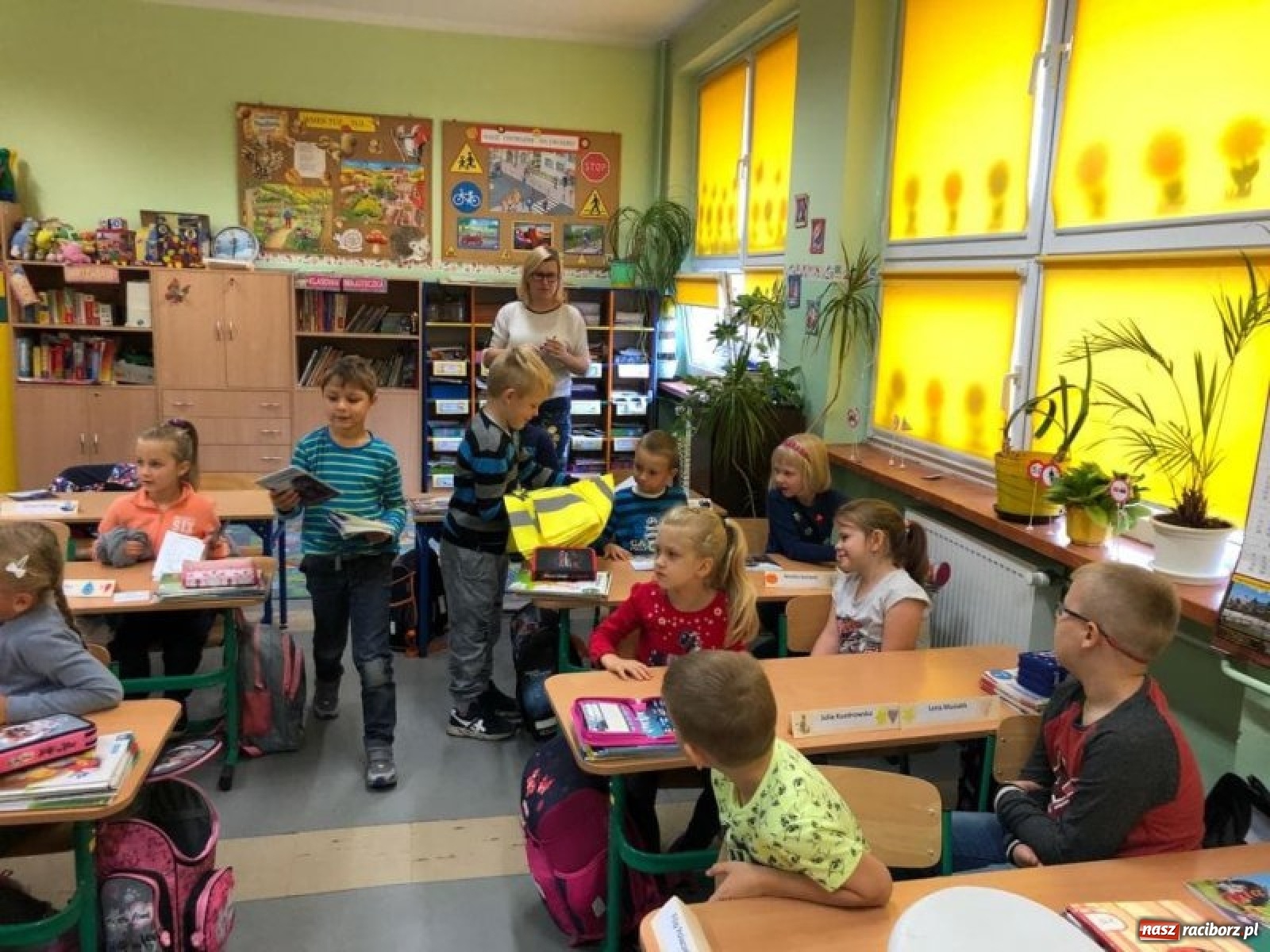 Zdjęcie w galerii na portalu naszraciborz.pl: Bezpieczna droga do domu. Uczniowie SP 15 otrzymali kamizelki wiadomości z regionu