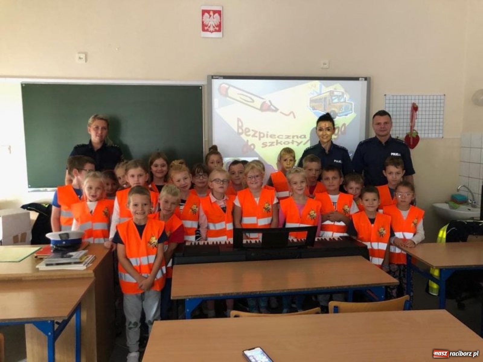 Zdjęcie w galerii na portalu naszraciborz.pl: Bezpieczna droga do domu. Uczniowie SP 15 otrzymali kamizelki wiadomości z regionu