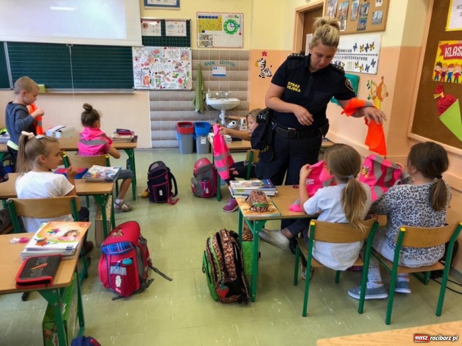 Zdjęcie w galerii na portalu naszraciborz.pl: Bezpieczna droga do domu. Uczniowie SP 15 otrzymali kamizelki wiadomości z regionu