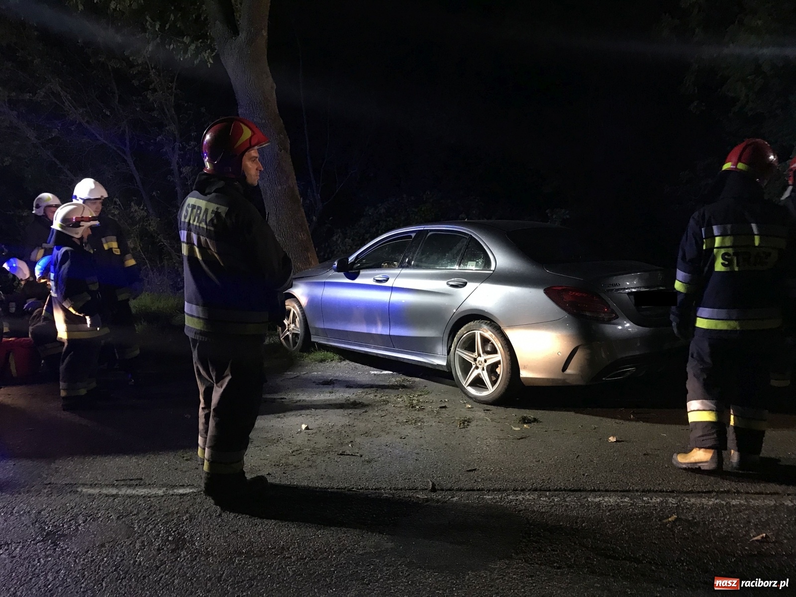 Zdjęcie w galerii na portalu naszraciborz.pl: Mercedes uderzył w drzewo na trasie Racibórz-Lubomia [FOTO] wiadomości z regionu
