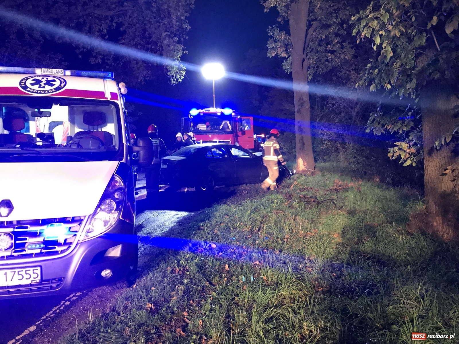 Zdjęcie w galerii na portalu naszraciborz.pl: Mercedes uderzył w drzewo na trasie Racibórz-Lubomia [FOTO] wiadomości z regionu
