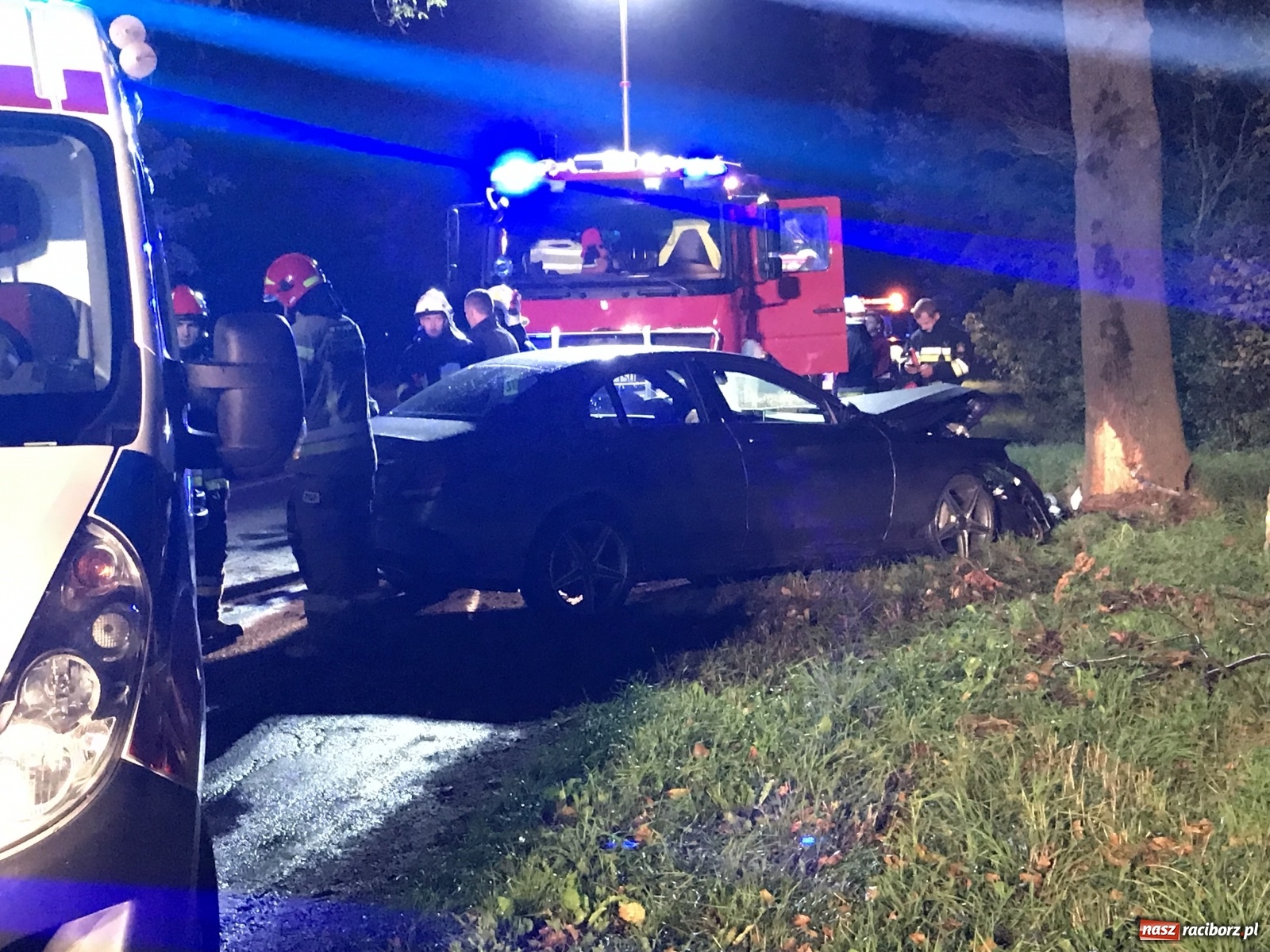 Zdjęcie w galerii na portalu naszraciborz.pl: Mercedes uderzył w drzewo na trasie Racibórz-Lubomia [FOTO] wiadomości z regionu