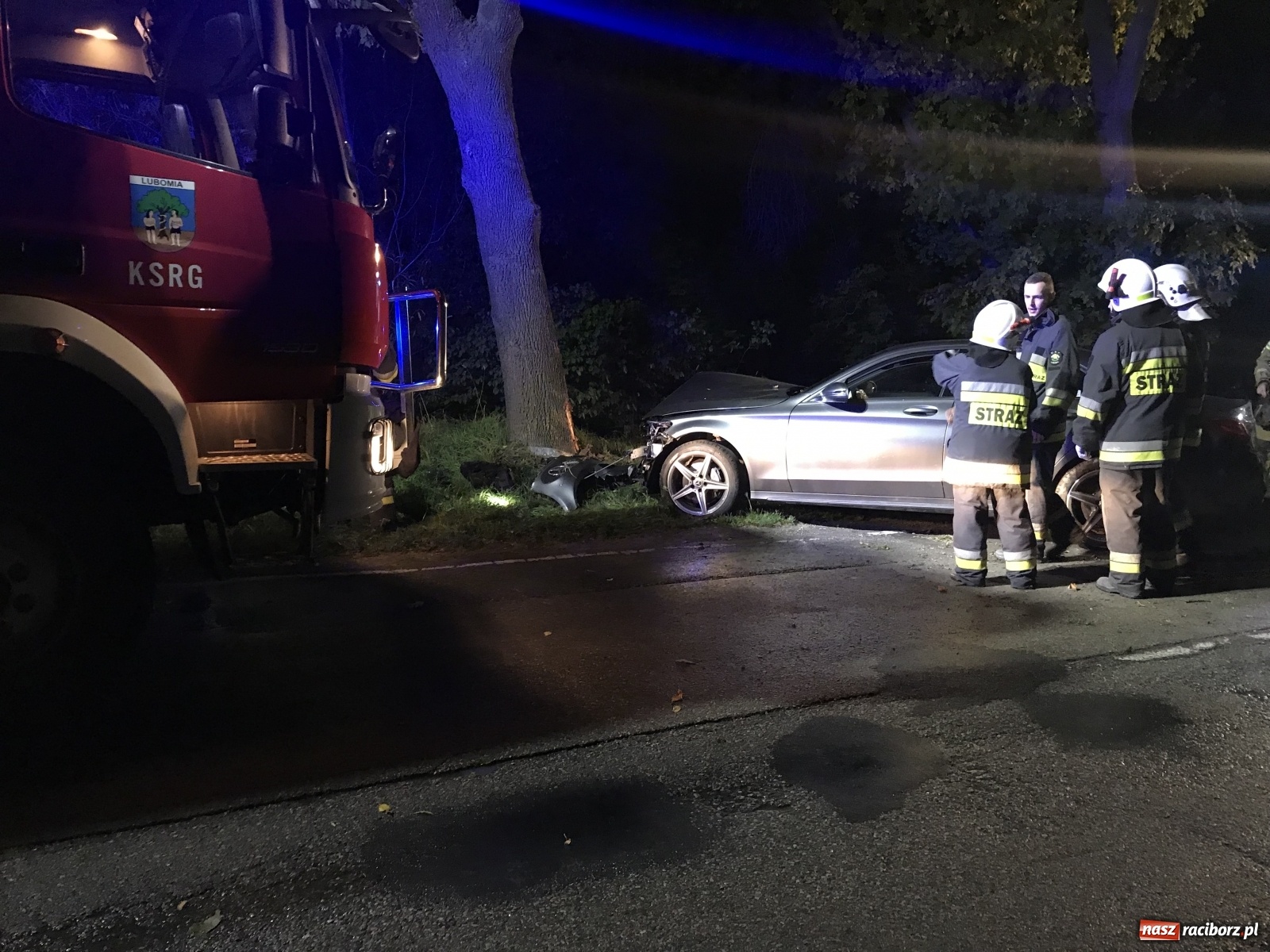 Zdjęcie w galerii na portalu naszraciborz.pl: Mercedes uderzył w drzewo na trasie Racibórz-Lubomia [FOTO] wiadomości z regionu