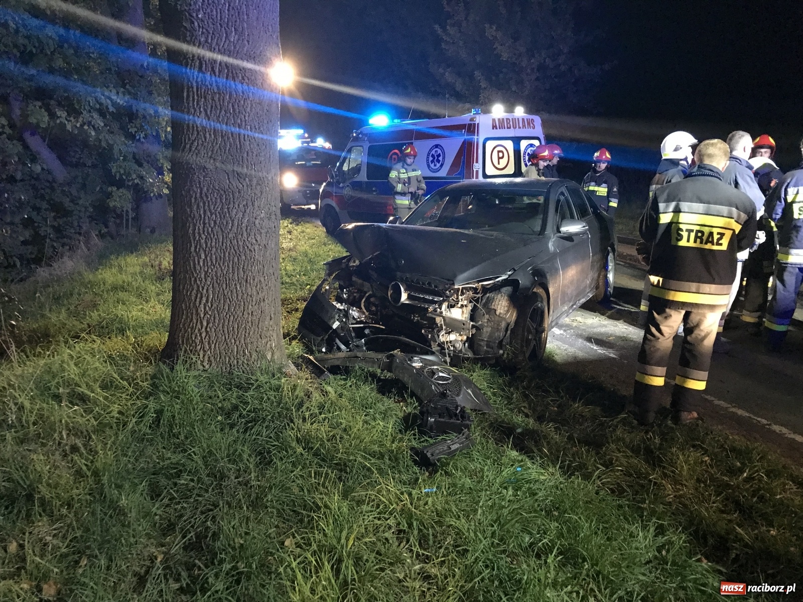 Zdjęcie w galerii na portalu naszraciborz.pl: Mercedes uderzył w drzewo na trasie Racibórz-Lubomia [FOTO] wiadomości z regionu