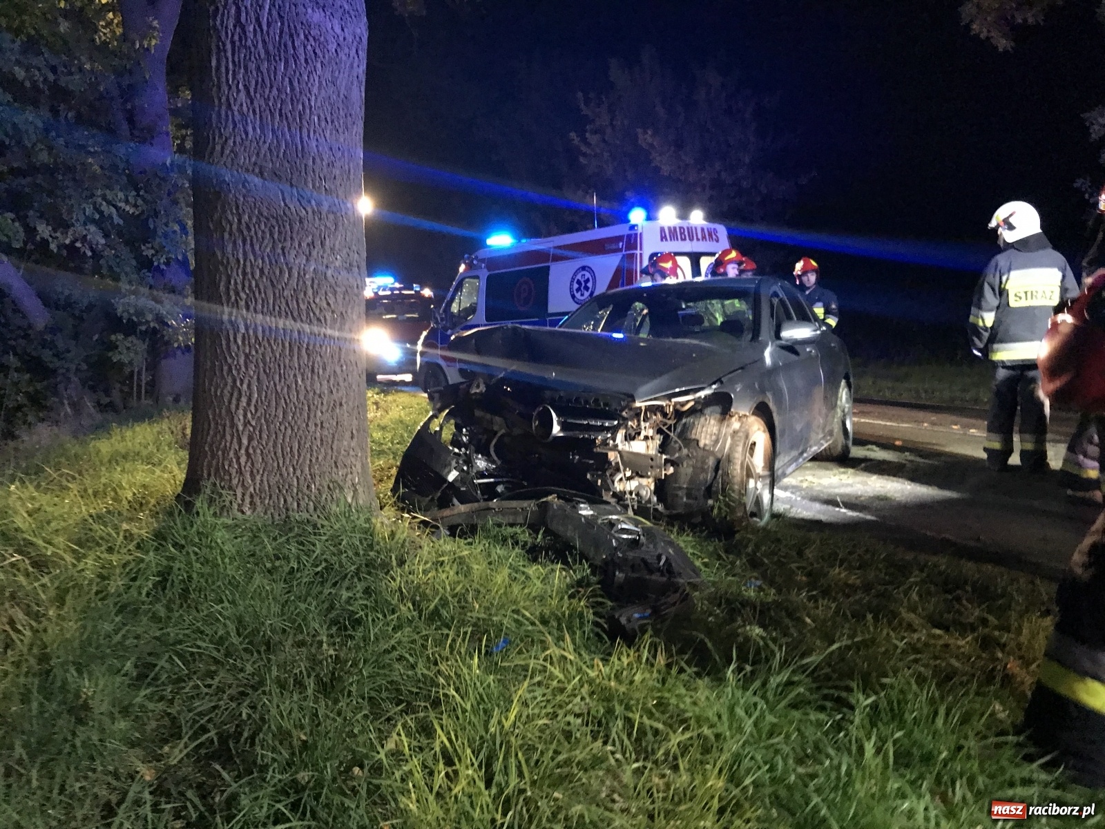 Zdjęcie w galerii na portalu naszraciborz.pl: Mercedes uderzył w drzewo na trasie Racibórz-Lubomia [FOTO] wiadomości z regionu