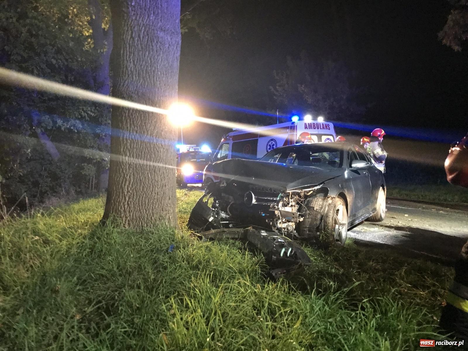 Zdjęcie w galerii na portalu naszraciborz.pl: Mercedes uderzył w drzewo na trasie Racibórz-Lubomia [FOTO] wiadomości z regionu