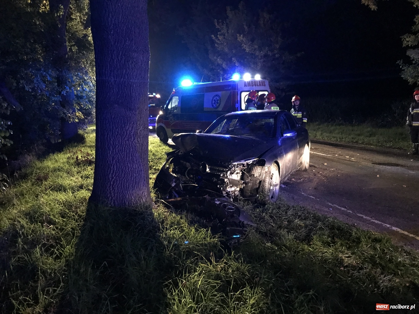 Zdjęcie w galerii na portalu naszraciborz.pl: Mercedes uderzył w drzewo na trasie Racibórz-Lubomia [FOTO] wiadomości z regionu