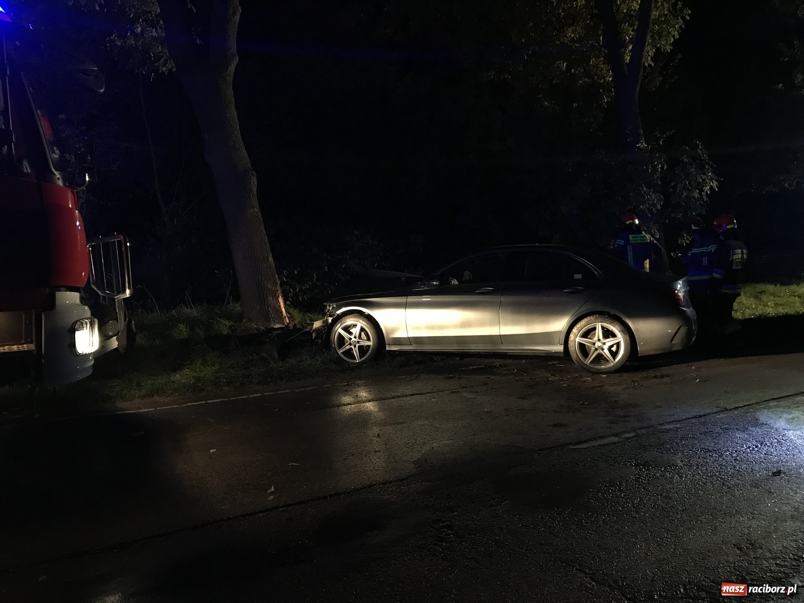 Zdjęcie w galerii na portalu naszraciborz.pl: Mercedes uderzył w drzewo na trasie Racibórz-Lubomia [FOTO] wiadomości z regionu