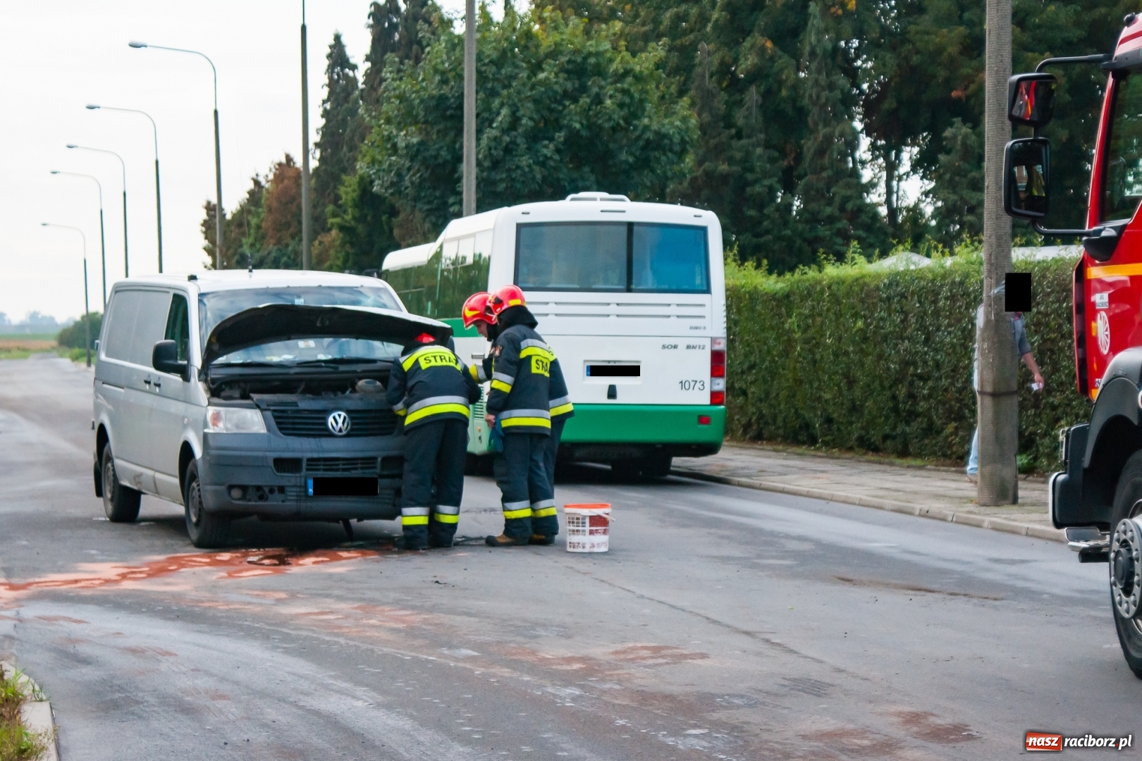 Zdjęcie w galerii na portalu naszraciborz.pl: Zderzenie autobusu i volkswagena na Płoni [FOTO] wiadomości z regionu