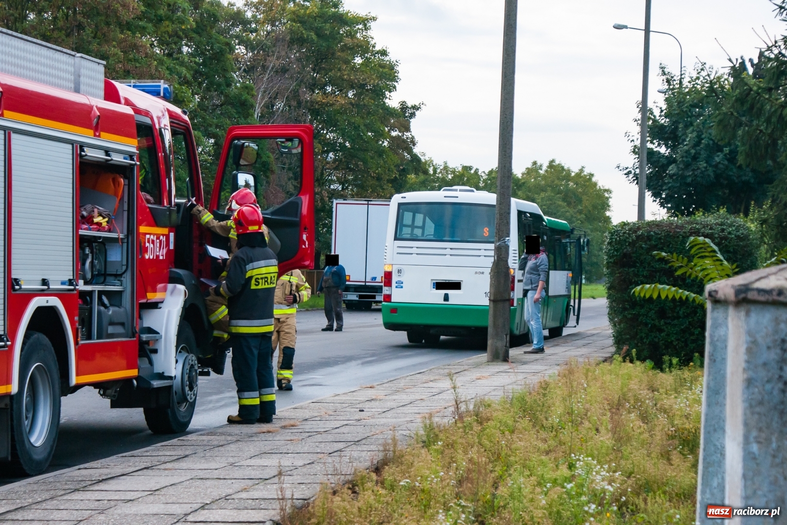 Zdjęcie w galerii na portalu naszraciborz.pl: Zderzenie autobusu i volkswagena na Płoni [FOTO] wiadomości z regionu