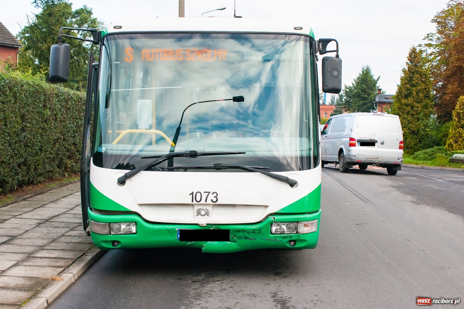 Zdjęcie w galerii na portalu naszraciborz.pl: Zderzenie autobusu i volkswagena na Płoni [FOTO] wiadomości z regionu