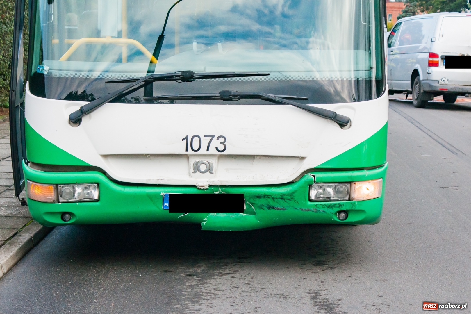 Zdjęcie w galerii na portalu naszraciborz.pl: Zderzenie autobusu i volkswagena na Płoni [FOTO] wiadomości z regionu