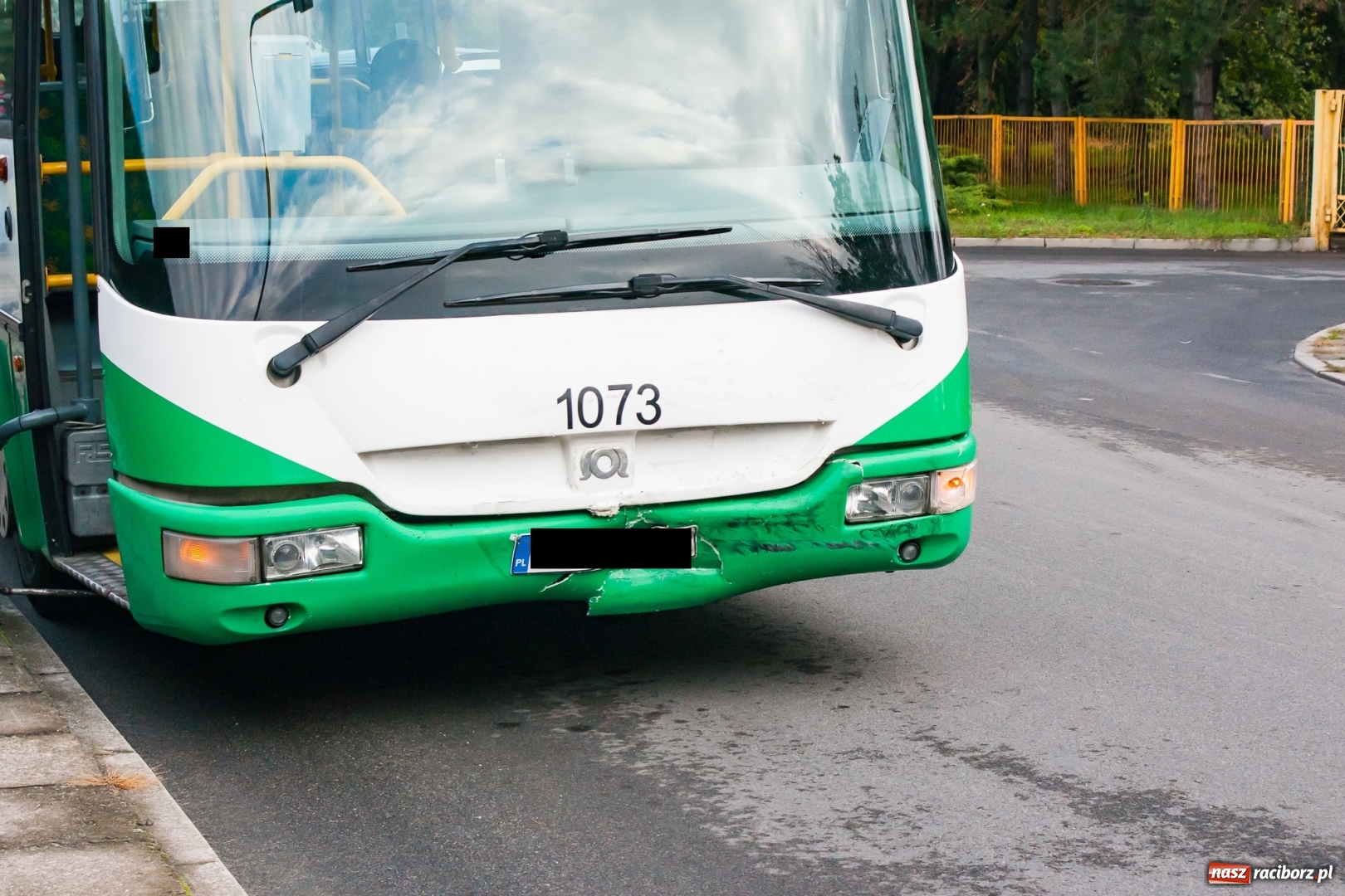Zdjęcie w galerii na portalu naszraciborz.pl: Zderzenie autobusu i volkswagena na Płoni [FOTO] wiadomości z regionu