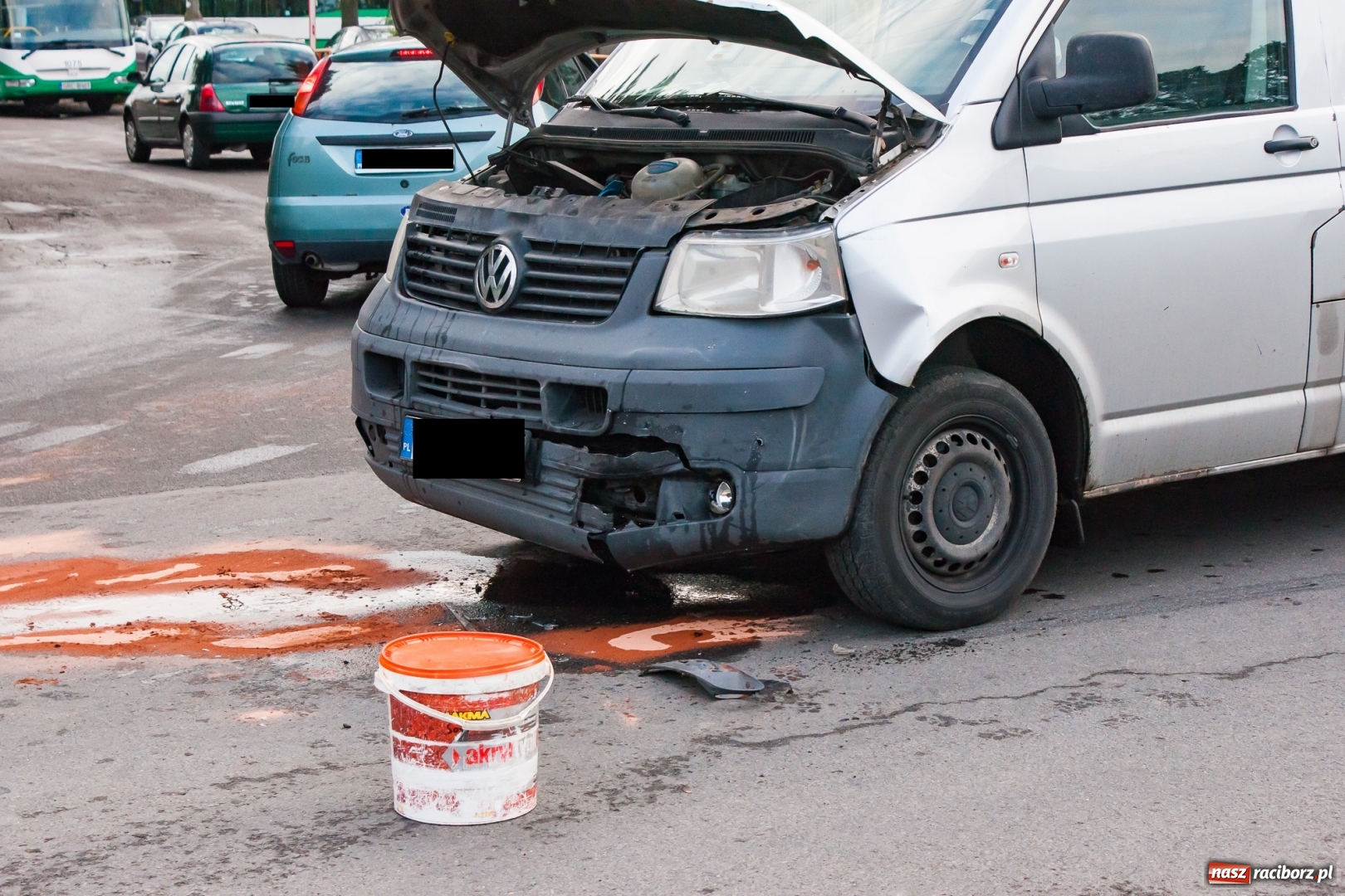 Zdjęcie w galerii na portalu naszraciborz.pl: Zderzenie autobusu i volkswagena na Płoni [FOTO] wiadomości z regionu