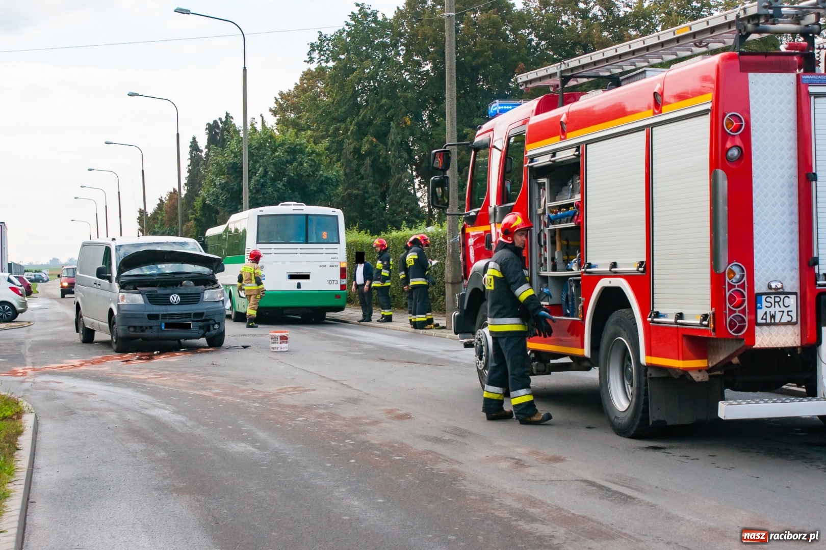 Zdjęcie w galerii na portalu naszraciborz.pl: Zderzenie autobusu i volkswagena na Płoni [FOTO] wiadomości z regionu