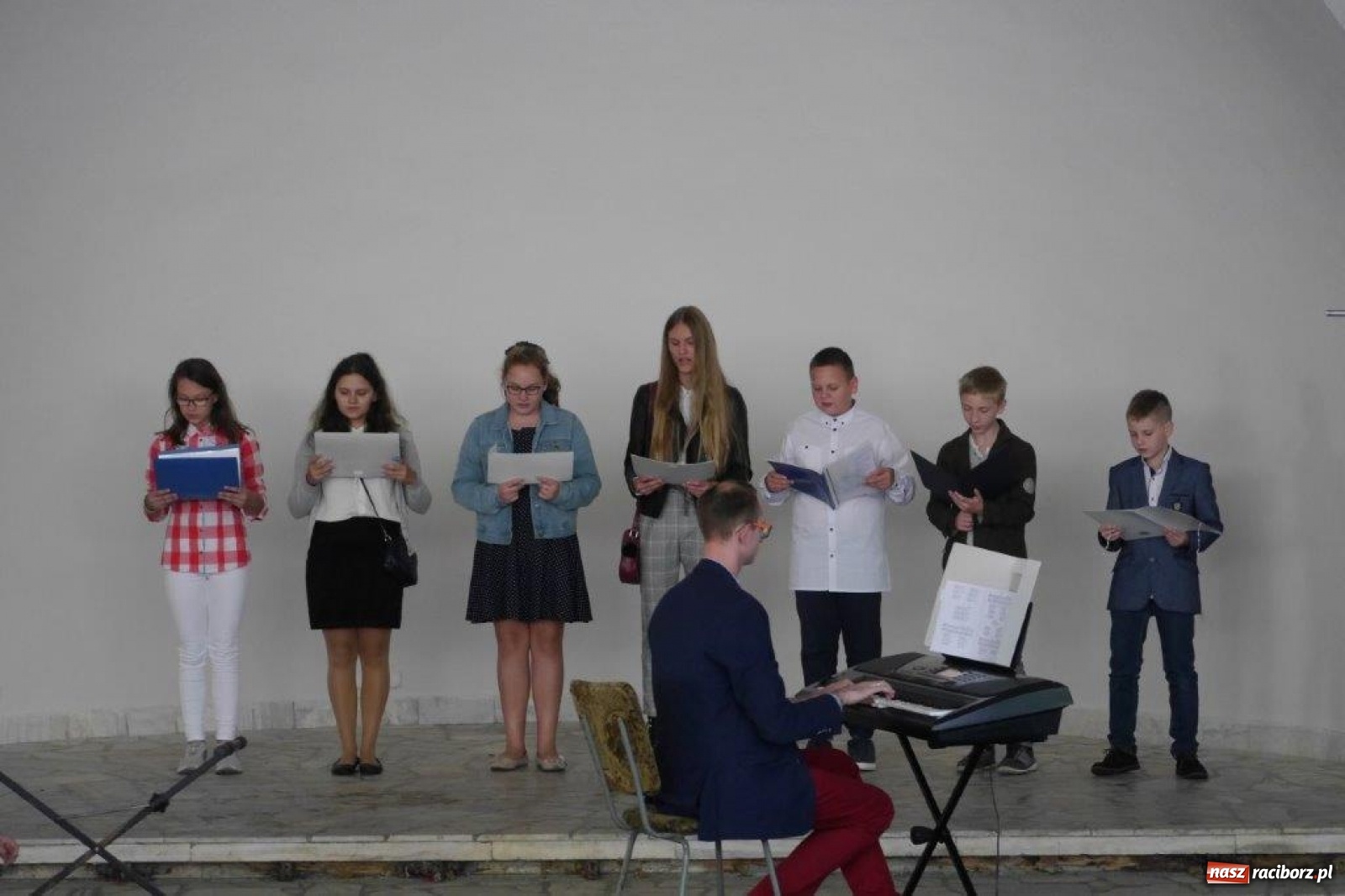 Zdjęcie w galerii na portalu naszraciborz.pl: W Rudach zaśpiewali ku pamięci Juliusza Rogera [FOTO] wiadomości z regionu