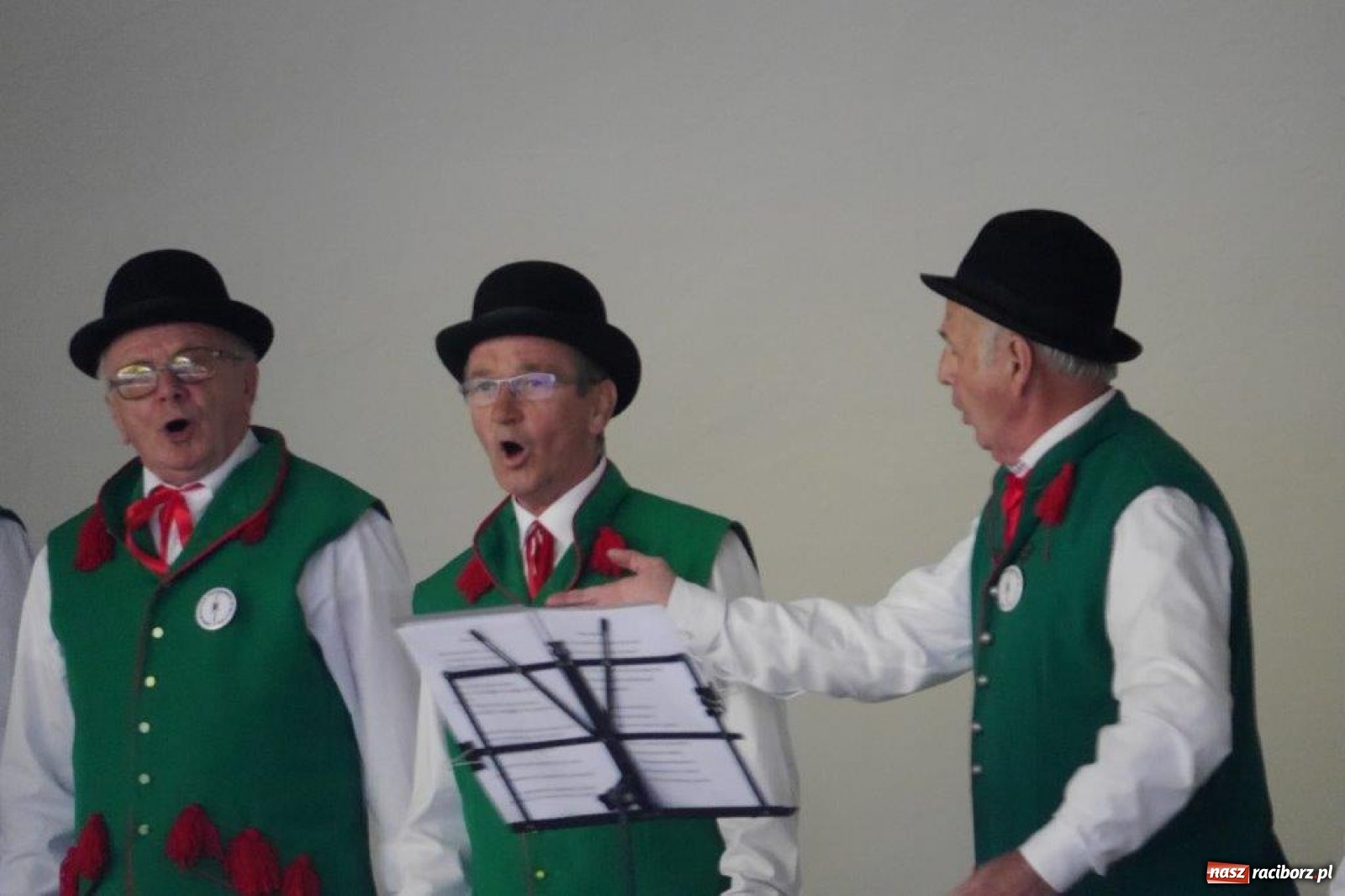 Zdjęcie w galerii na portalu naszraciborz.pl: W Rudach zaśpiewali ku pamięci Juliusza Rogera [FOTO] wiadomości z regionu