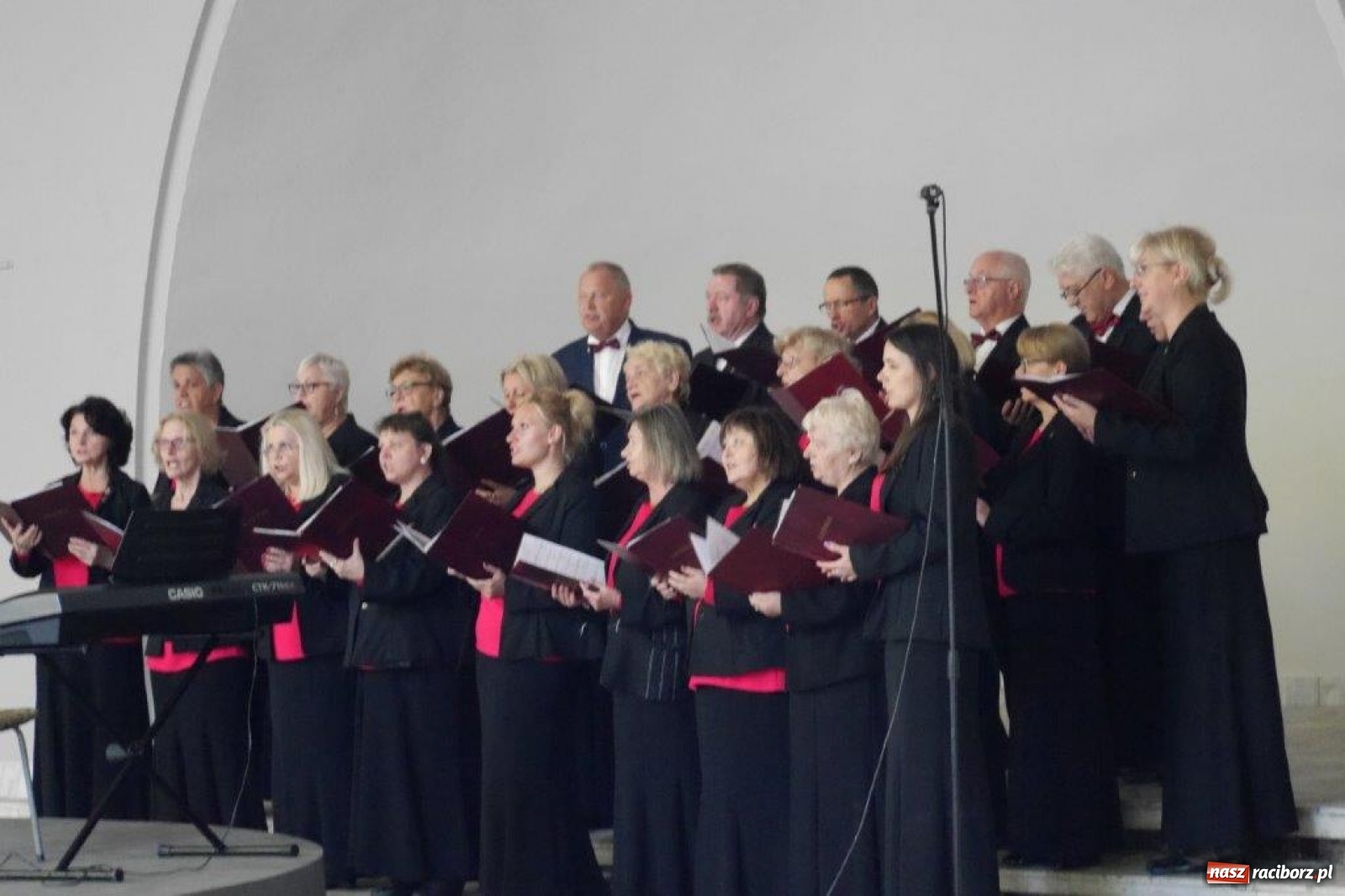 Zdjęcie w galerii na portalu naszraciborz.pl: W Rudach zaśpiewali ku pamięci Juliusza Rogera [FOTO] wiadomości z regionu