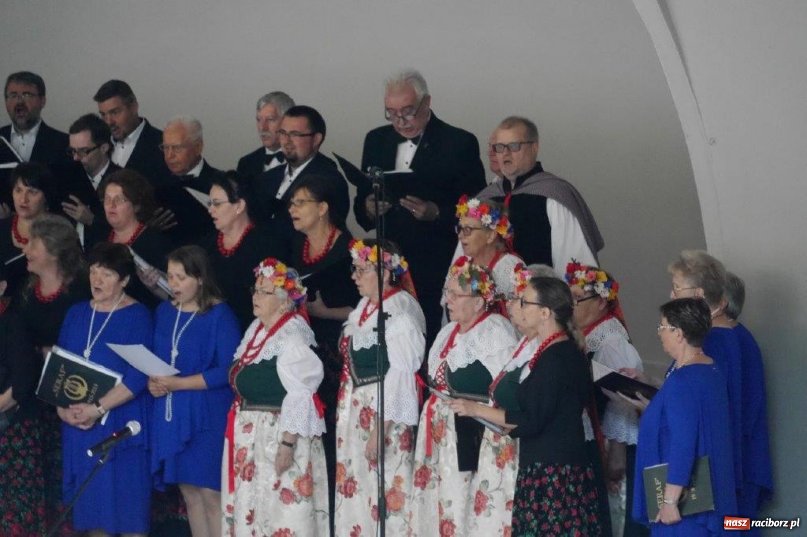 Zdjęcie w galerii na portalu naszraciborz.pl: W Rudach zaśpiewali ku pamięci Juliusza Rogera [FOTO] wiadomości z regionu