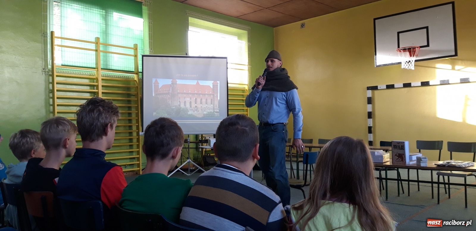 Zdjęcie w galerii na portalu naszraciborz.pl: Szymon Bolik opowiadał w Rudach o trolikach wiadomości z regionu