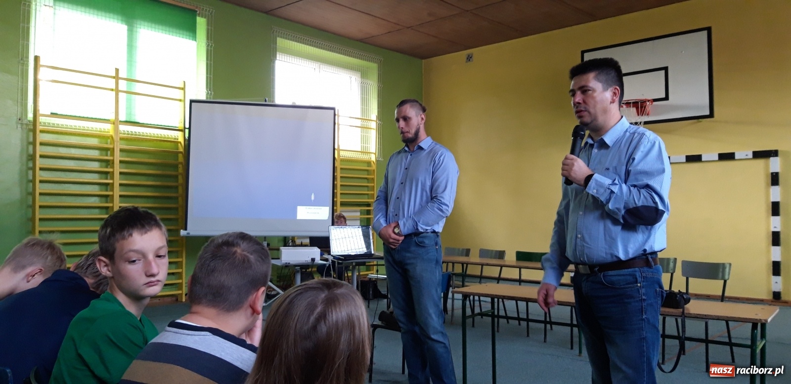 Zdjęcie w galerii na portalu naszraciborz.pl: Szymon Bolik opowiadał w Rudach o trolikach wiadomości z regionu