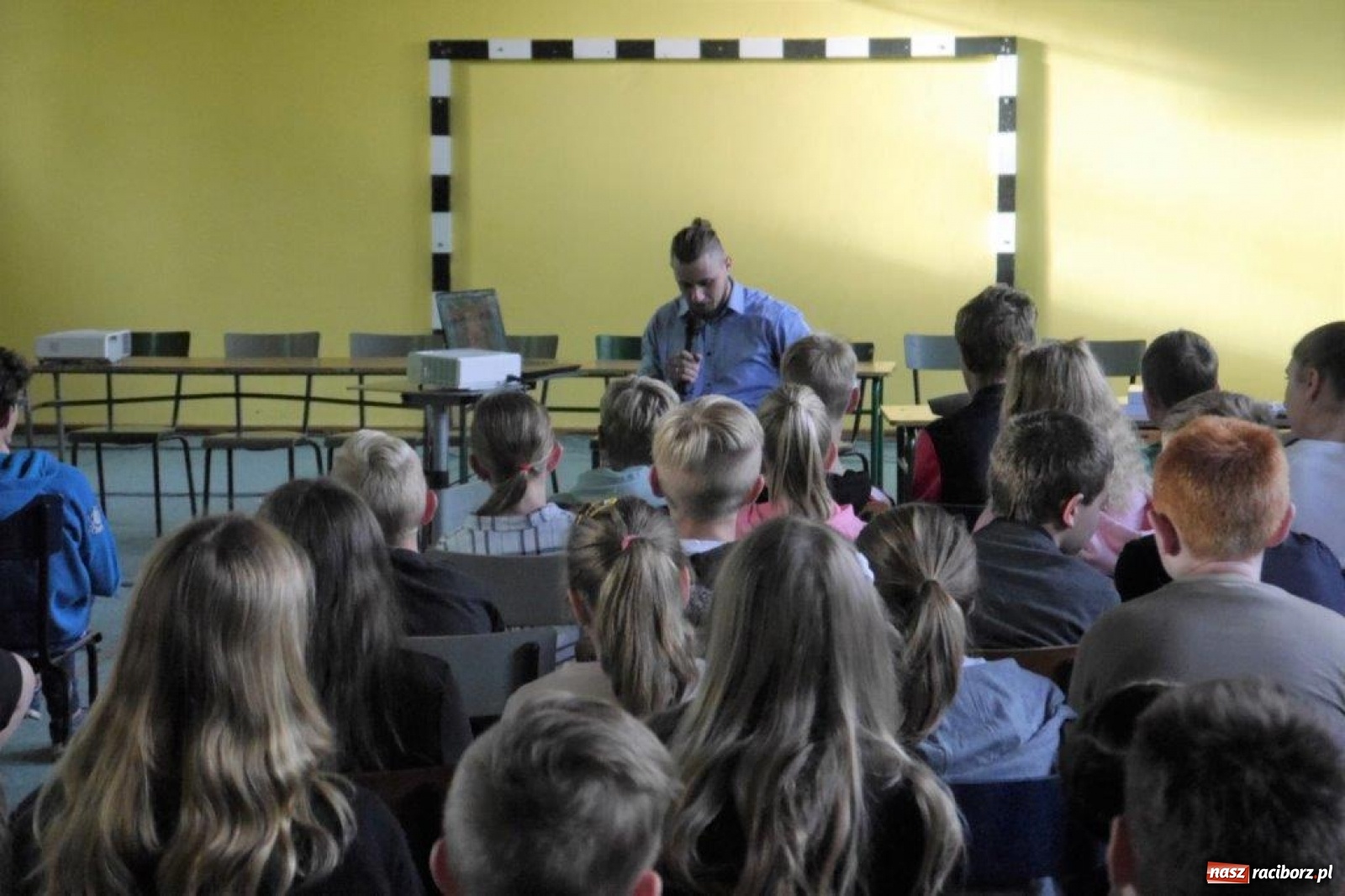 Zdjęcie w galerii na portalu naszraciborz.pl: Szymon Bolik opowiadał w Rudach o trolikach wiadomości z regionu