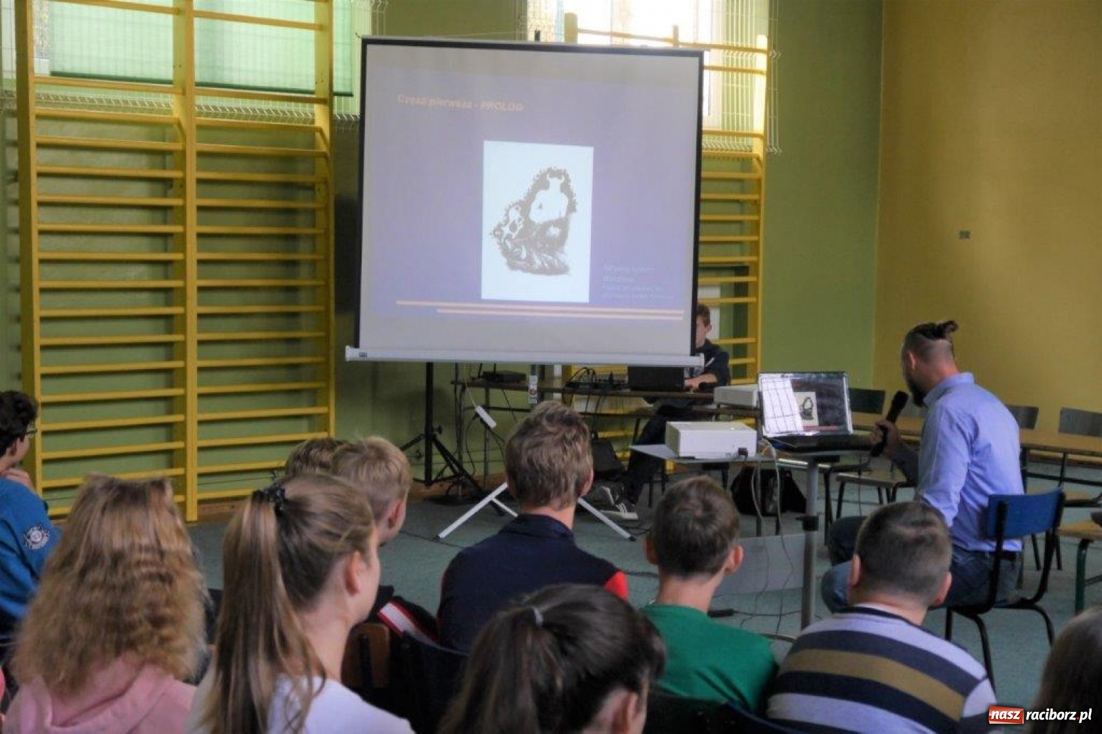 Zdjęcie w galerii na portalu naszraciborz.pl: Szymon Bolik opowiadał w Rudach o trolikach wiadomości z regionu