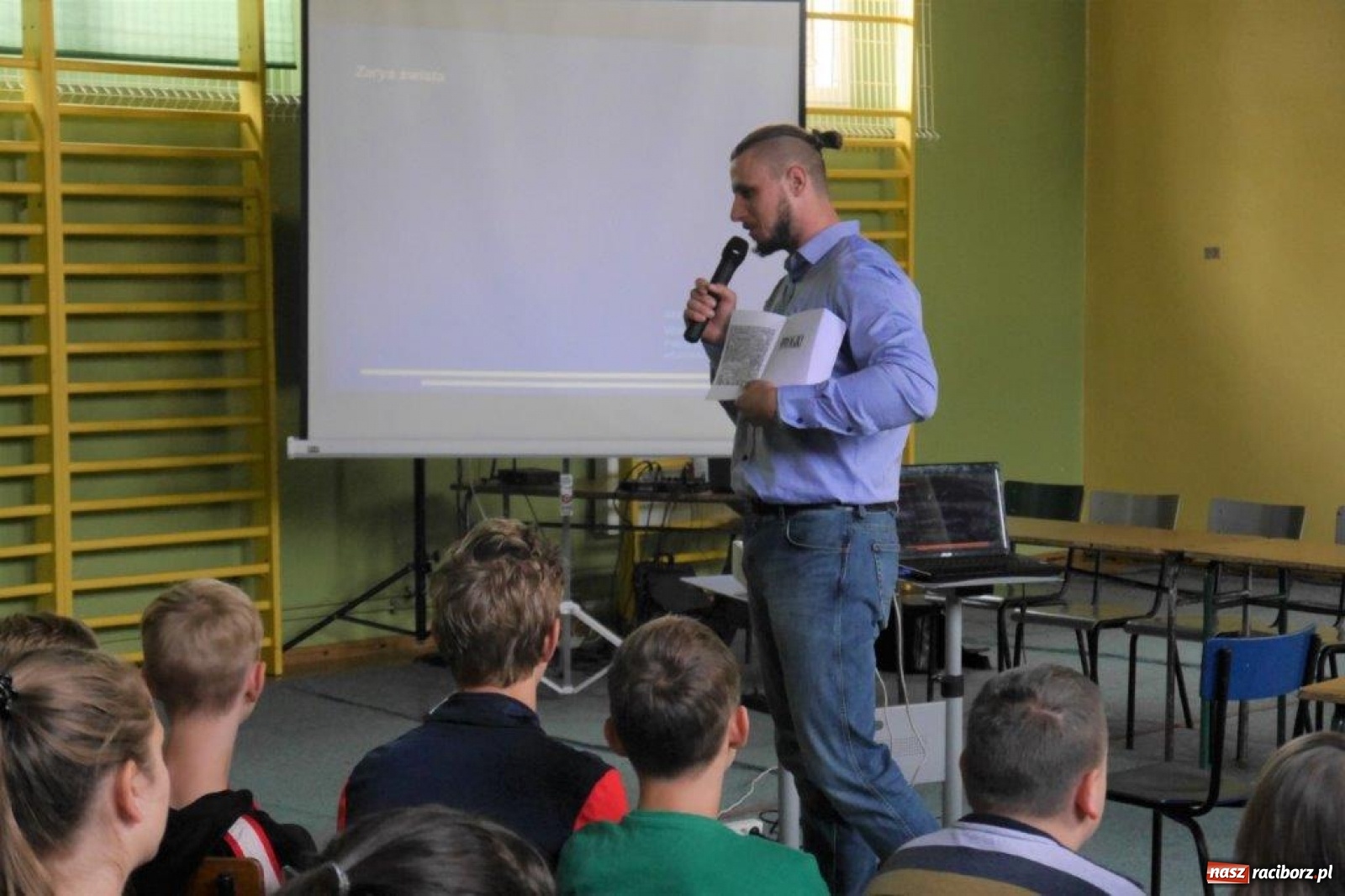 Zdjęcie w galerii na portalu naszraciborz.pl: Szymon Bolik opowiadał w Rudach o trolikach wiadomości z regionu