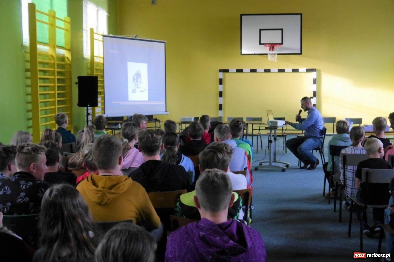 Zdjęcie w galerii na portalu naszraciborz.pl: Szymon Bolik opowiadał w Rudach o trolikach wiadomości z regionu